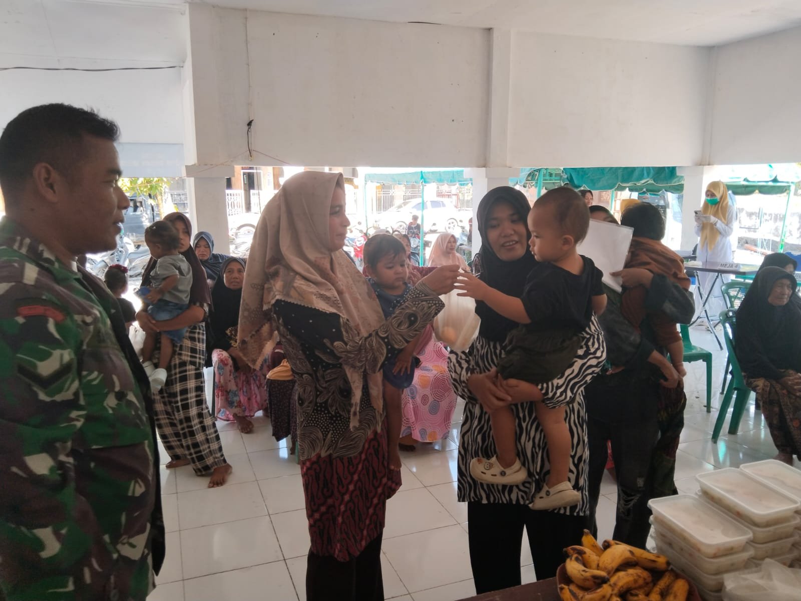 Nagan Raya, Satgas TNI Manunggal Membangun Desa (TMMD) Ke-127 Kodim 0116/Nagan Raya menggelar kegiatan Penyuluhan Stunting, Posyandu dan Posbindu bertempat di Posko TMMD Desa Ujung Blang Kecamatan Beutong Kabupaten Nagan Raya. Senin (02/03/2026).
Kegiatan penyuluhan ini dilaksanakan oleh Satgas TMMD dengan bersinergi bersama Puskesmas Kecamatan Beutong dalam rangka menciptakan keluarga yang berkualitas dan juga untuk meningkatkan kesadaran dan pengetahuan masyarakat tentang Stunting, Posyandu dan Pos Binaan Terpadu Penyakit Tidak Menular (POSBINDU-PTM).
Pada kesempatan tersebut Pasiter Kodim 0116/Nagan Raya Letda Arh Diski Riyanto mengatakan kegiatan penyuluhan ini bertujuan untuk meningkatkan kesejahteraan hidup masyarakat, dan juga memberikan pengetahuan tentang bagaimana cara mengontrol penyakit tidak menular (PTM) seperti diabetes, jantung, KB-Kes dan lain-lain. “Kami lihat dengan digelarnya kegiatan Pos Pelayanan Terpadu (Posyandu) dan Pos Binaan Terpadu (Posbindu), masyarakat menyambutnya dengan penuh antusias dan merasa senang, mereka bisa mengetahui bagaimana mendeteksi awal suatu penyakit serta mengetahui bagaimana cara menanggulanginya,” ucap Pasiter.
“Dalam penyuluhan kami mengundang seluruh Staf Puskesmas Beutong sebagai narasumber Bidan Desa Ibu Laila dan didampingi oleh personel Satgas TMMD 127” tambahnya.
Dijelaskan oleh Pasiter, kegiatan penyuluhan ini merupakan kegiatan berkelanjutan mengingat kegiatan mengenai kesehatan sangatlah penting dan bermanfaat bagi masyarakat dalam kehidupan sehari-hari, apalagi pengetahuan tentang stunting, yaitu permasalahan gizi kronis yang diakibatkan oleh kurangnya asupan gizi dalam jangka waktu panjang sehingga bisa mengakibatkan terganggunya pertumbuhan pada anak.
Stunting juga menjadi salah satu penyebab tinggi badan anak terhambat, sehingga lebih rendah dibandingkan anak-anak seusianya, oleh karena itu perlu dilaksanakan kegiatan penyuluhan stunting.
“Penyuluhan ini sangat penting bagi masyarakat demi berlangsungnya generasi-generasi yang akan datang. maka peran serta organisasi maupun elemen terkait lainnya dalam menghimbau masyarakat, sangatlah diperlukan, untuk itu dalam waktu dekat kami akan menggelar pelayanan kesehatan Posyandu dan Posbindu pada kesempatan selanjutnya,” tutupnya.